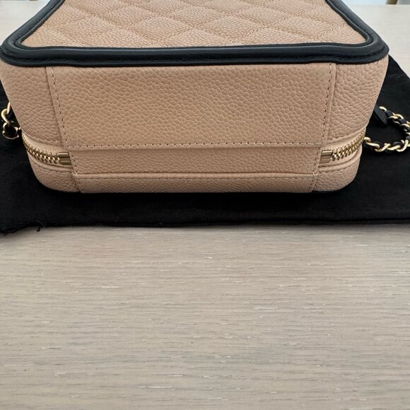 Chanel Small CC Filigree Vanity Case Black and Beige Caviar Antique Gold Hardwar - Picture 12 of 15
